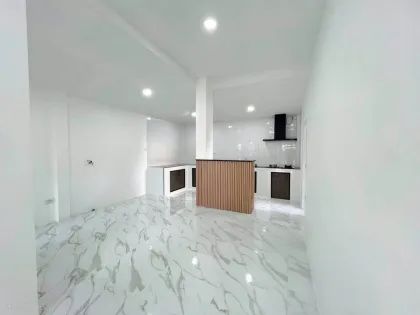 Villa gemela renovada de 3 dormitorios en venta en Wichit