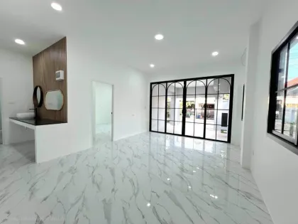 Villa gemela renovada de 3 dormitorios en venta en Wichit
