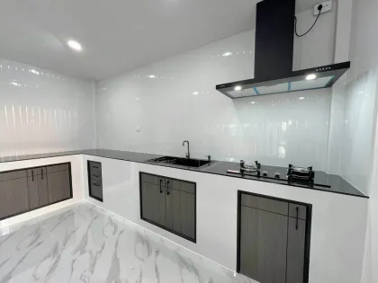 Villa gemela renovada de 3 dormitorios en venta en Wichit