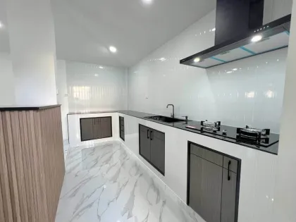 Villa gemela renovada de 3 dormitorios en venta en Wichit