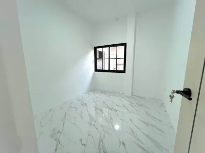 Villa gemela renovada de 3 dormitorios en venta en Wichit
