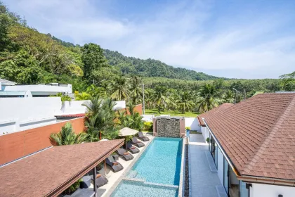 Villa 5 Chambres avec Piscine à Vendre à Naiharn, Phuket