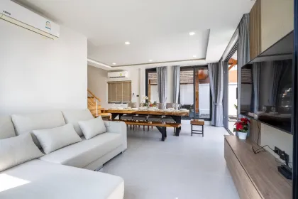 Villa 5 Chambres avec Piscine à Vendre à Naiharn, Phuket