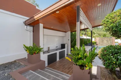 Villa 5 Chambres avec Piscine à Vendre à Naiharn, Phuket