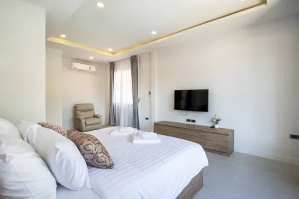 Villa 5 Chambres avec Piscine à Vendre à Naiharn, Phuket