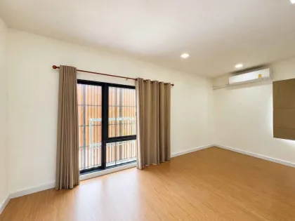Casa adosada esquina de 2 plantas con 4 dormitorios y 3 baños en Phuket Town