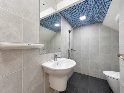 Casa adosada esquina de 2 plantas con 4 dormitorios y 3 baños en Phuket Town