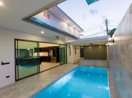 Brandneue Moderne 3-Zimmer-Poolvilla im Zentrum von Rawai
