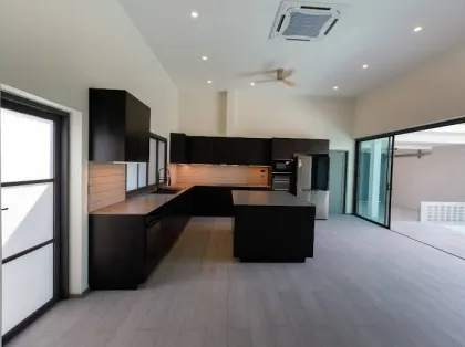 Brandneue Moderne 3-Zimmer-Poolvilla im Zentrum von Rawai