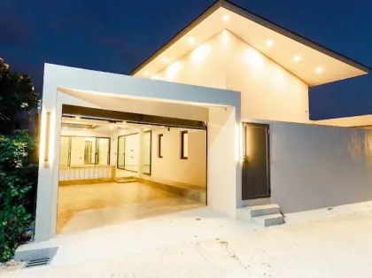 Brandneue Moderne 3-Zimmer-Poolvilla im Zentrum von Rawai