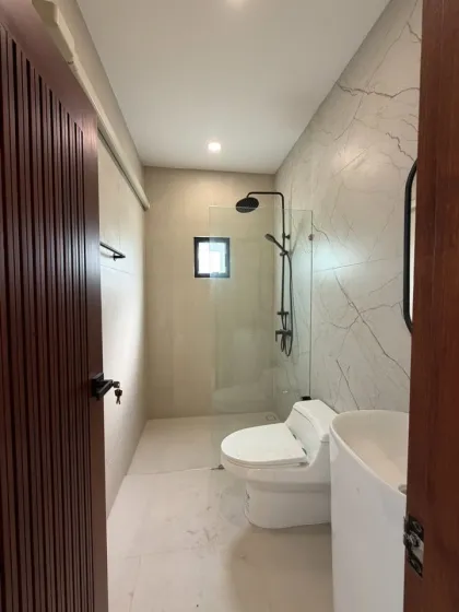 Villa con piscina cerca del aeropuerto de Phuket y el mar