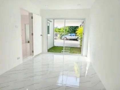 3-Zimmer Doppelhaushälfte mit Parkplatz im Dorf Phrom Phan, Pa Klok