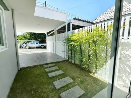 3-Zimmer Doppelhaushälfte mit Parkplatz im Dorf Phrom Phan, Pa Klok