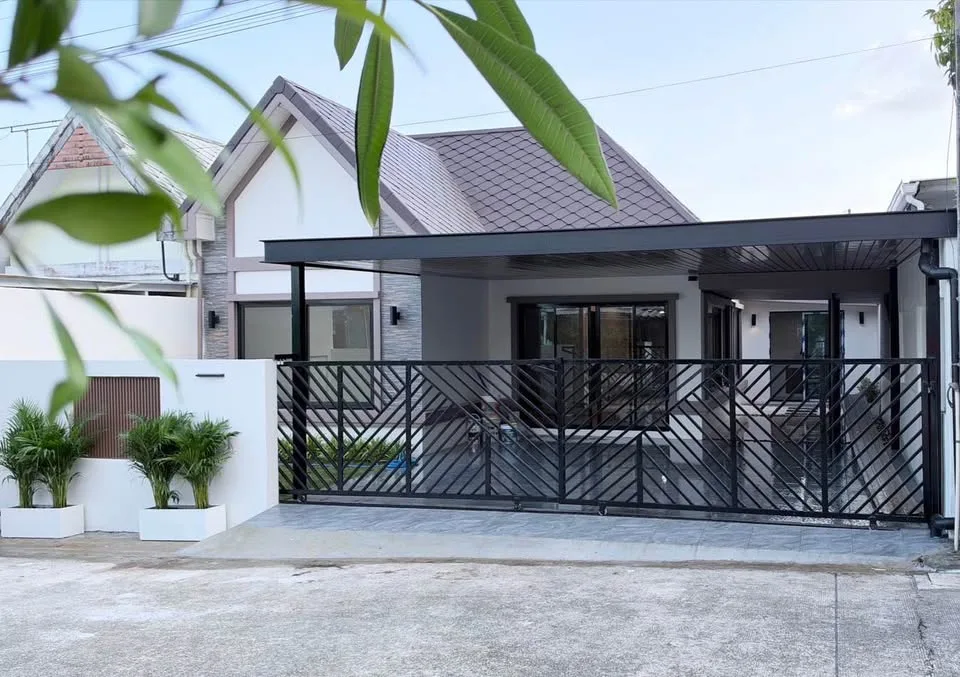 Single-Storey Twin House with 2 Bedrooms, 2 Bathrooms and Small Garden