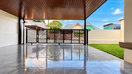 Single-Storey Twin House with 2 Bedrooms, 2 Bathrooms and Small Garden