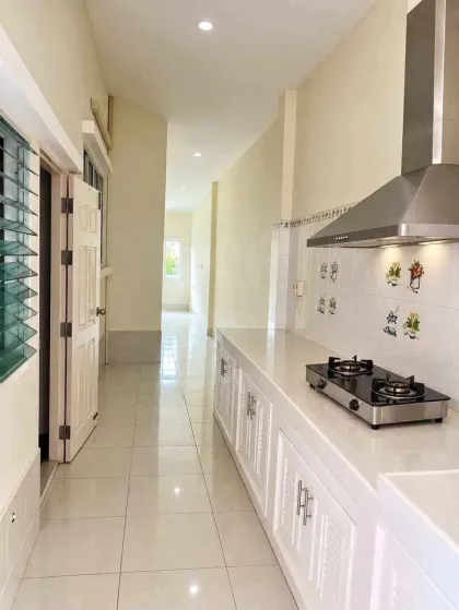 Eck-Einfamilienhaus mit 3 Schlafzimmern im Projekt Phuket Villa Chao Fa 2