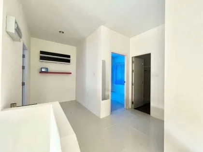 Eck-Einfamilienhaus mit 3 Schlafzimmern im Projekt Phuket Villa Chao Fa 2
