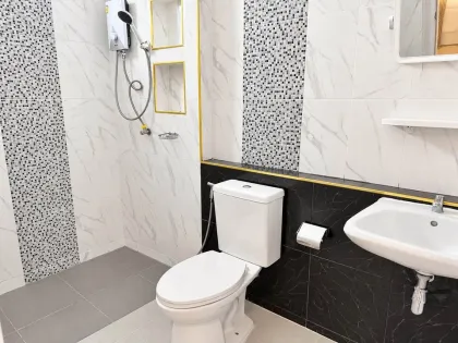 Maison individuelle 3 chambres 2 salles de bain avec grand terrain dans la zone de Thalang