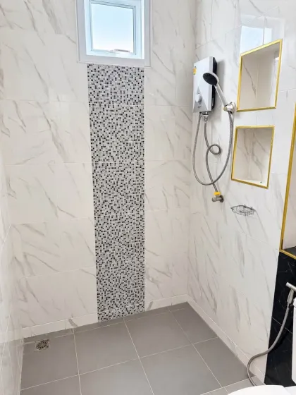 Maison individuelle 3 chambres 2 salles de bain avec grand terrain dans la zone de Thalang
