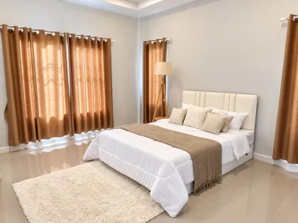 Maison individuelle 3 chambres 2 salles de bain avec grand terrain dans la zone de Thalang