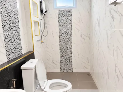 Maison individuelle 3 chambres 2 salles de bain avec grand terrain dans la zone de Thalang