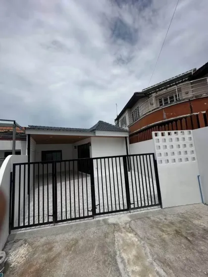 Casa renovada de una planta con 3 habitaciones cerca del muelle de Chalong