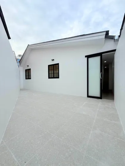 Casa renovada de una planta con 3 habitaciones cerca del muelle de Chalong