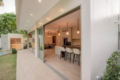 Villa neuve avec piscine privée à vendre à Chalong