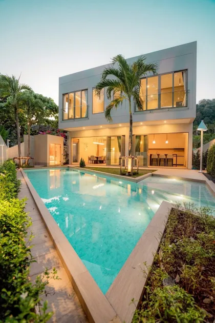 Villa neuve avec piscine privée à vendre à Chalong