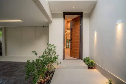 Villa neuve avec piscine privée à vendre à Chalong