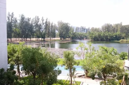 Стильная 1-комнатная квартира с видом на лагуну в Laguna Cassia
