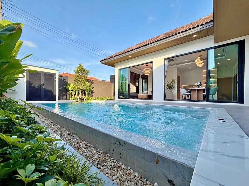 Villa Moderna con Piscina Privada en Venta en Koh Kaew, Phuket