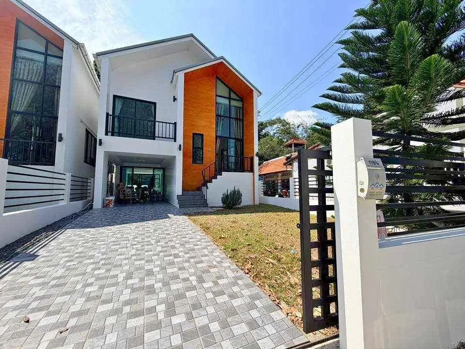 4-Schlafzimmer-Poolvilla in der Nähe des Flughafens Pa Krong Chiep