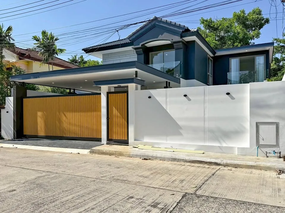 Villa de 4 dormitorios y 5 baños con piscina privada en Chalong