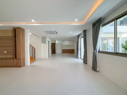 4-Bedroom 5-Bathroom Villa with Private Pool in Chalong
