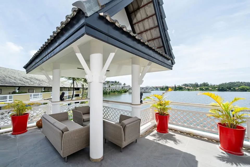 2 Beds 2 Baths Lakefront Townhouse Penthouse in Laguna