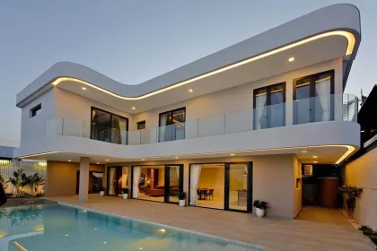 Luxuriöse 4-Schlafzimmer-Poolvilla in der Nähe des Rawai-Strands