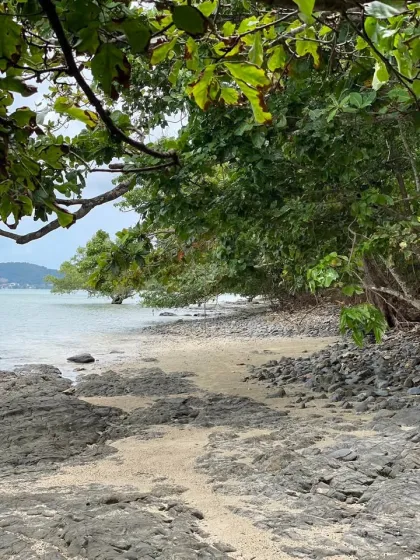 Exclusivo terreno frente al mar en venta en Koh Lon, Phuket