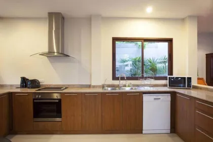 Moderna Villa de 4 Dormitorios con Piscina en Rawai Phuket