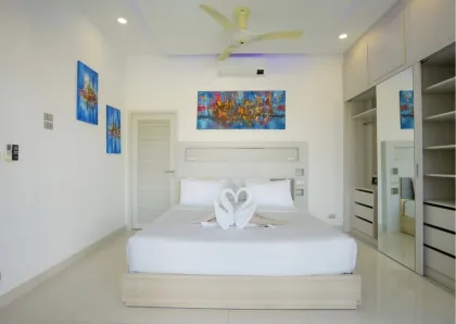 Luxusvilla mit 3 Schlafzimmern und Pool nahe Rawai & Nai Harn