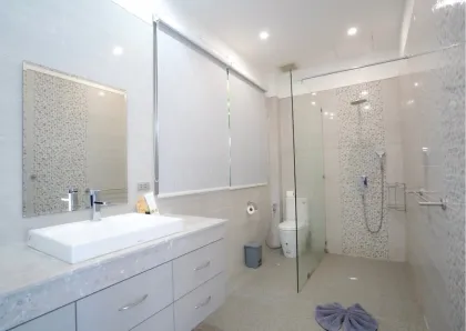 Luxusvilla mit 3 Schlafzimmern und Pool nahe Rawai & Nai Harn