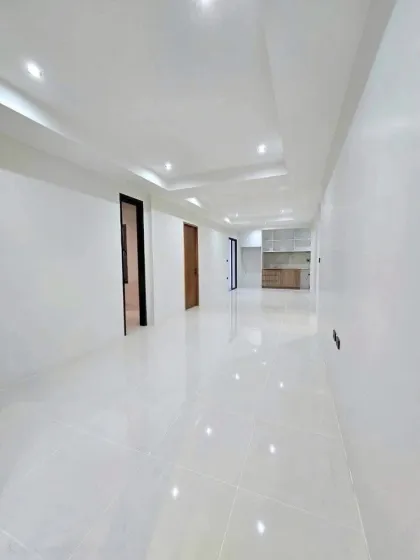Villa rénovée 3 chambres à Parichart Village, Chalong
