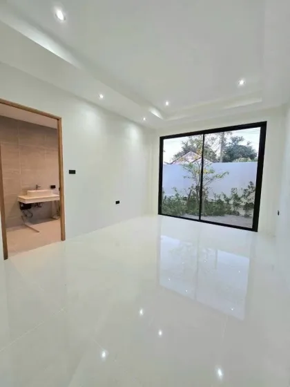 Villa rénovée 3 chambres à Parichart Village, Chalong