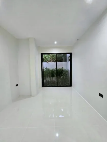 Villa rénovée 3 chambres à Parichart Village, Chalong