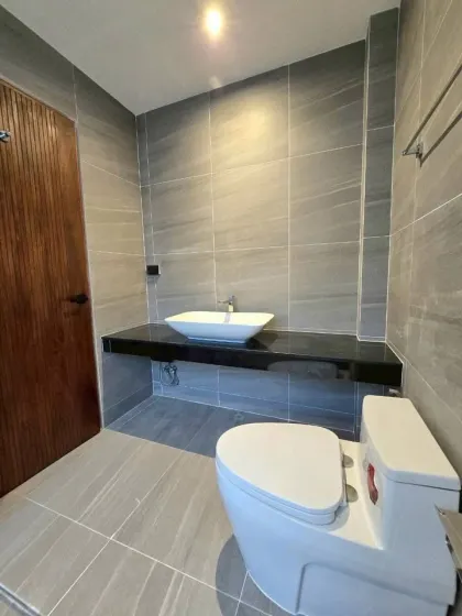 Villa rénovée 3 chambres à Parichart Village, Chalong