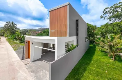 Villa neuve avec piscine privée à vendre à Manik Bangtao