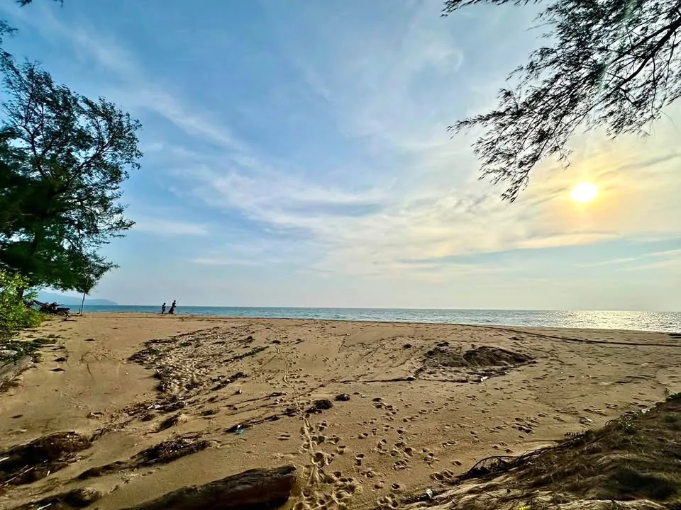 Strandgrundstück 19-2-62,5 Rai am Nai Yang Beach, Thalang
