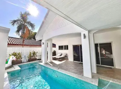 Belle villa 4 chambres 3 salles de bain à Nai Harn avec piscine