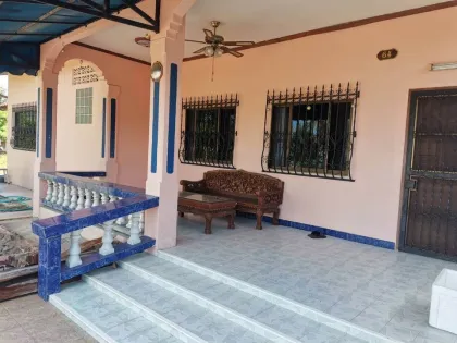 Freistehendes Haus mit 3 Schlafzimmern und 2 Bädern in Chalong zu verkaufen