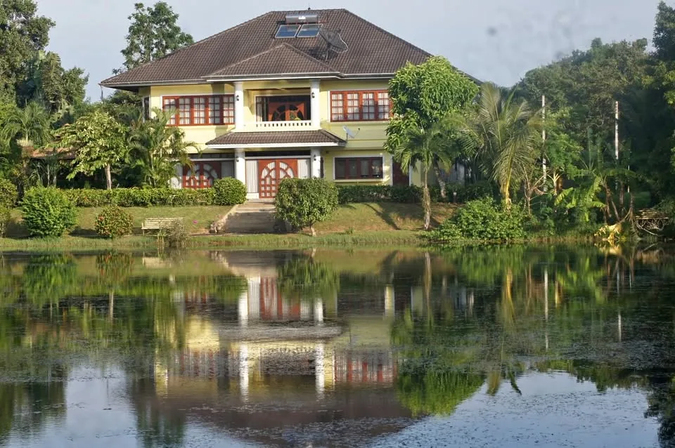 Villa de luxe avec accès au lac et vues montagnes à Wichit